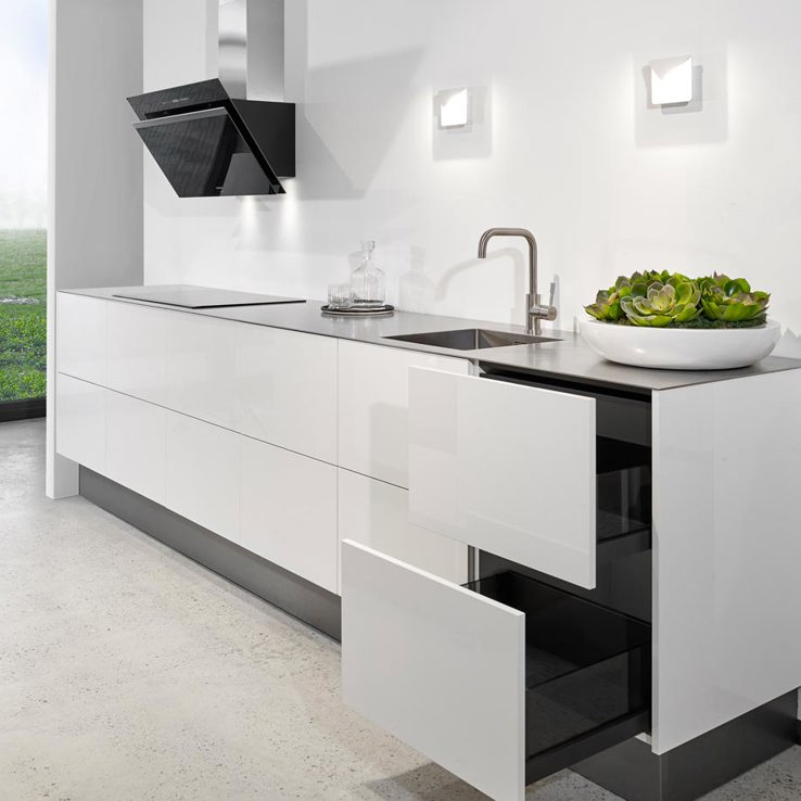 Strakke keuken modern met greeploze fronten en dun aanrechtblad