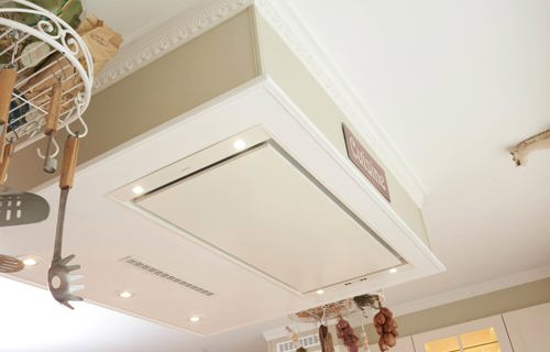 Landelijke keuken Oostende met plafond unit