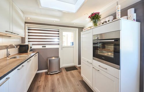 Tijdloze keuken Axel met kastenwand
