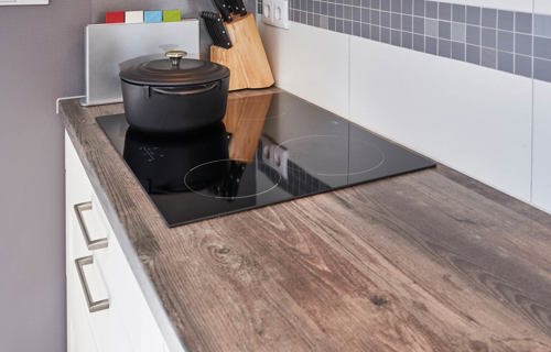 Tijdloze keuken Axel met kunststof werkblad en inductiekookplaat