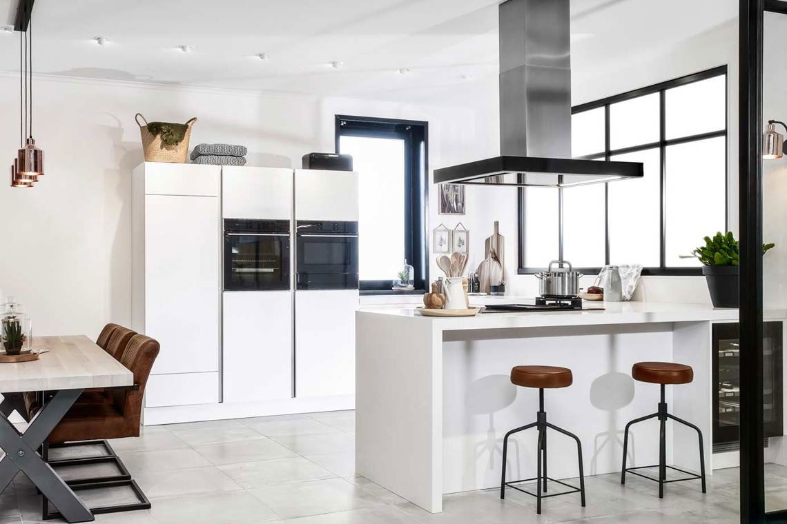 Deze luxe u-keuken heeft een moderne stijl en is uitgevoerd in de kleur mat wit